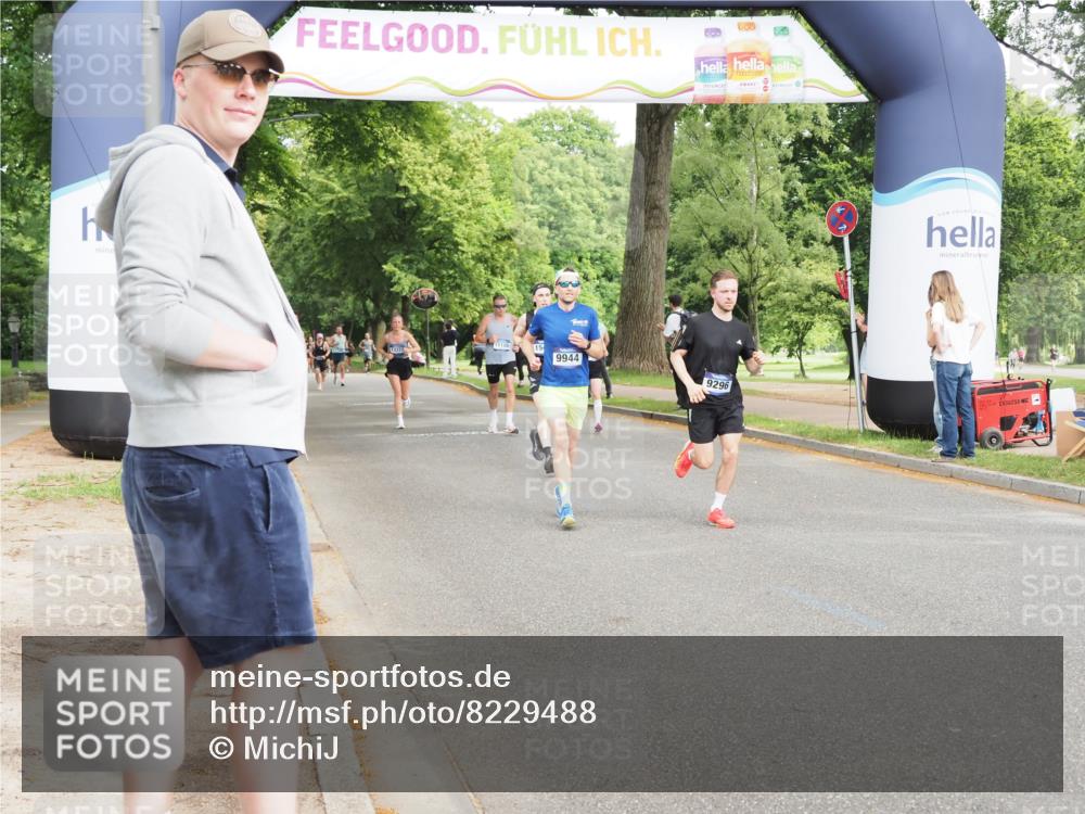 29.06.2025 - hella hamburg halbmarathon MichiJ http://msf.ph/oto/8229488 29.06.2025 10:26:17 Zwischen KM18-KM19 1290, 4865, 6123, 9296, 9313, 9944, 10190, 10451, 13148, 15410, 17125 meine-sportfotos.de