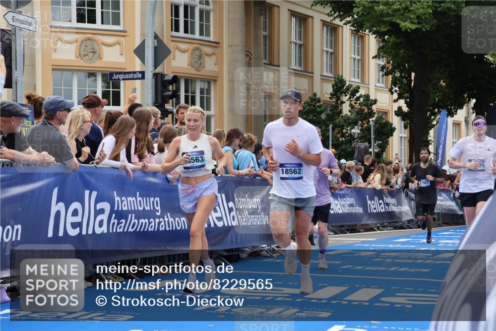 29.06.2025 - hella hamburg halbmarathon Strokosch-Dieckow http://msf.ph/oto/8229565 29.06.2025 10:32:32 Ziel 1707, 1990, 5070, 5746, 8883, 11745, 11877, 13199, 14293, 14908, 16619, 16957, 18135, 18562, 18563 meine-sportfotos.de