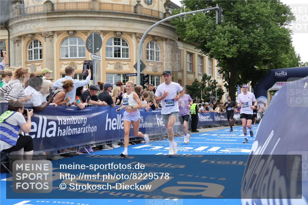 29.06.2025 - hella hamburg halbmarathon Strokosch-Dieckow http://msf.ph/oto/8229578 29.06.2025 10:32:33 Ziel 1707, 1990, 5070, 8883, 11745, 11877, 13199, 13961, 14293, 14908, 16619, 16957, 18135, 18562, 18563 meine-sportfotos.de