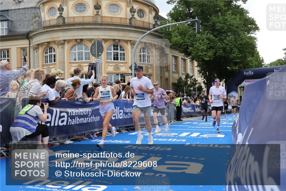 29.06.2025 - hella hamburg halbmarathon Strokosch-Dieckow http://msf.ph/oto/8229608 29.06.2025 10:32:33 Ziel 1707, 1990, 5070, 8883, 11745, 11877, 13199, 13961, 14293, 14908, 16619, 16957, 18135, 18562, 18563 meine-sportfotos.de