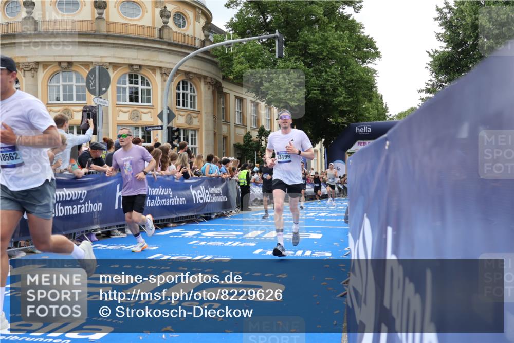 29.06.2025 - hella hamburg halbmarathon Strokosch-Dieckow http://msf.ph/oto/8229626 29.06.2025 10:32:34 Ziel 1707, 1990, 11745, 11877, 12987, 13199, 13961, 14293, 14908, 16619, 17117, 18135, 18562, 18563 meine-sportfotos.de
