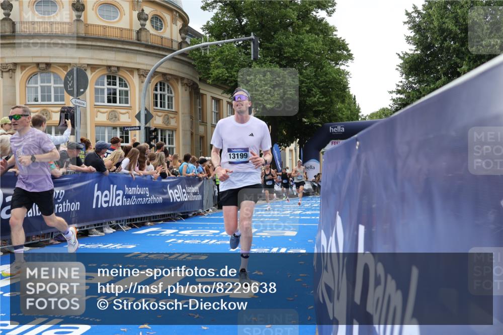 29.06.2025 - hella hamburg halbmarathon Strokosch-Dieckow http://msf.ph/oto/8229638 29.06.2025 10:32:34 Ziel 1707, 1990, 11745, 11877, 12987, 13199, 13961, 14293, 14908, 16619, 17117, 18135, 18562, 18563 meine-sportfotos.de