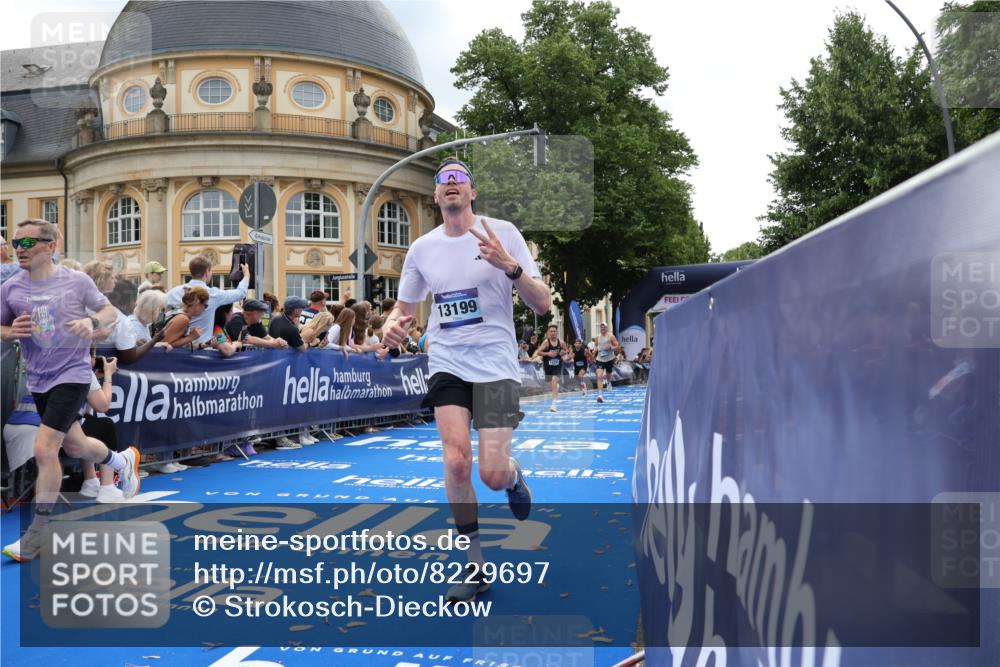 29.06.2025 - hella hamburg halbmarathon Strokosch-Dieckow http://msf.ph/oto/8229697 29.06.2025 10:32:35 Ziel 1707, 1990, 7965, 11877, 12987, 13199, 13961, 14293, 14908, 16619, 17117, 17151, 18135, 18562, 18563 meine-sportfotos.de