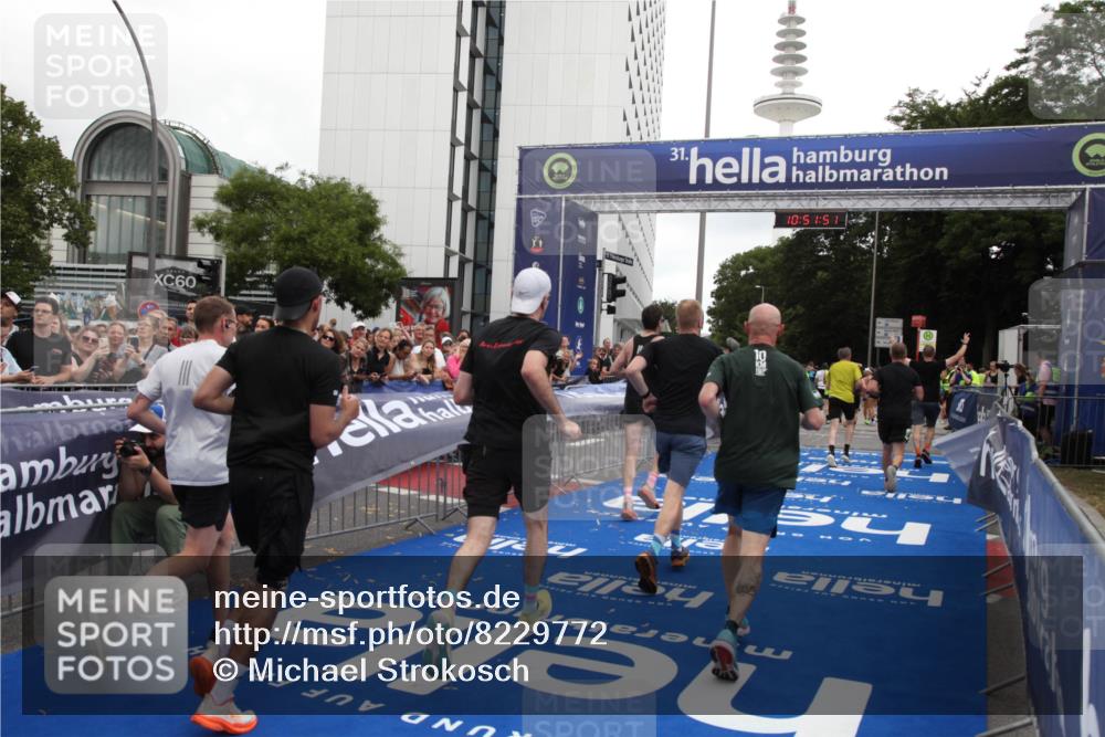 29.06.2025 - hella hamburg halbmarathon Michael Strokosch http://msf.ph/oto/8229772 29.06.2025 10:51:50 Ziel 2396, 6286, 7224, 8710, 8819, 9793, 12224, 15427, 15496, 15727, 15831, 15899, 16907, 17682, 19053 meine-sportfotos.de