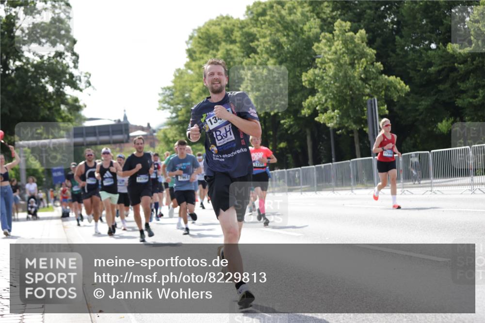 29.06.2025 - hella hamburg halbmarathon Jannik Wohlers http://msf.ph/oto/8229813 29.06.2025 09:52:06 Lombardsbrücke 1139, 1169, 1220, 1468, 1512, 3618, 3852, 4565, 4871, 4915, 5011, 6550, 7067, 7432, 7865, 7961, 8852, 9348, 10099, 10493, 10741, 10796, 11062, 11495, 11679, 11779, 12046, 12365, 12723, 12772, 13403, 13614, 14257, 14449, 14703, 14813, 15233, 15247, 15808, 15813, 16338, 16591, 16592, 17000, 17281, 17391, 17846, 17926, 18560, 18632, 18637, 18680, 18775, 18982 meine-sportfotos.de