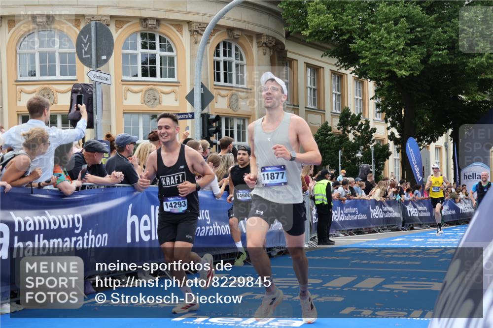 29.06.2025 - hella hamburg halbmarathon Strokosch-Dieckow http://msf.ph/oto/8229845 29.06.2025 10:32:37 Ziel 1707, 1990, 7965, 8062, 11877, 12987, 13199, 13961, 14293, 14908, 16619, 17117, 17151, 18135, 18562, 18563 meine-sportfotos.de