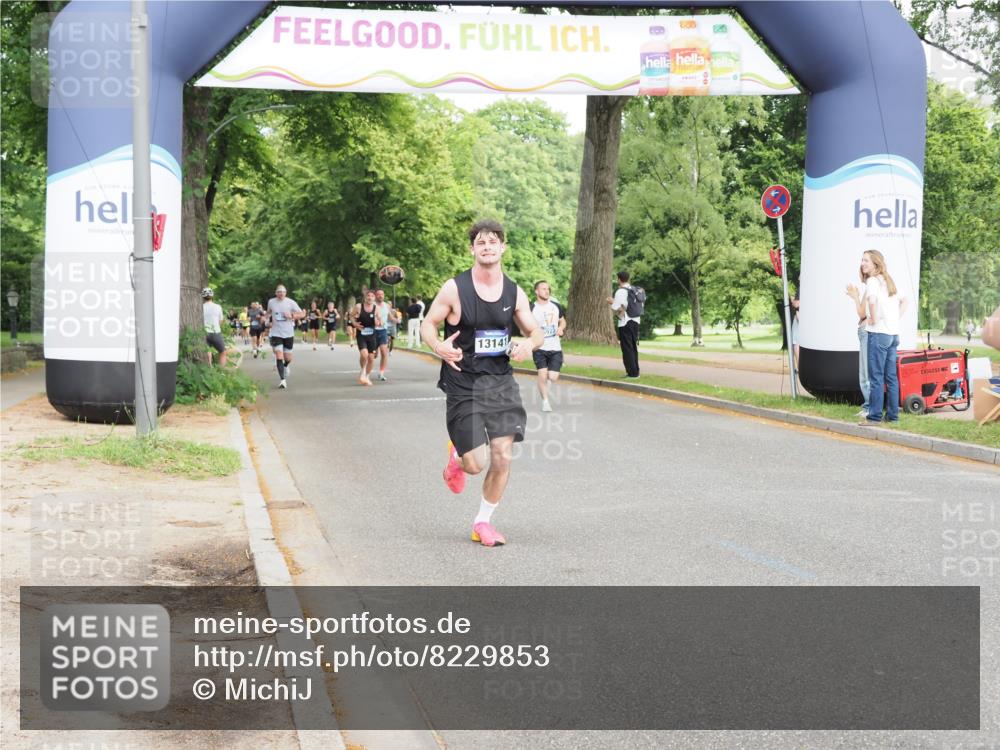 29.06.2025 - hella hamburg halbmarathon MichiJ http://msf.ph/oto/8229853 29.06.2025 10:26:22 Zwischen KM18-KM19 1290, 4865, 9296, 9313, 9944, 11106, 13141, 13372, 14691, 15410 meine-sportfotos.de