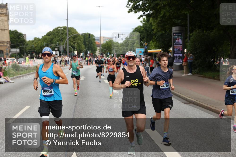 29.06.2025 - hella hamburg halbmarathon Yannick Fuchs http://msf.ph/oto/8229854 29.06.2025 10:33:51 20KM 1343, 1445, 1803, 2525, 2546, 3282, 3783, 4359, 4759, 6037, 6686, 6687, 7981, 8450, 8925, 8958, 9265, 11305, 11619, 12772, 13137, 13479, 13729, 14093, 14204, 14311, 14359, 15013, 15094, 15257, 15556, 15866, 15873, 15965, 16656, 16820, 17005, 17215, 17360, 18149, 18285, 18547, 18734 meine-sportfotos.de