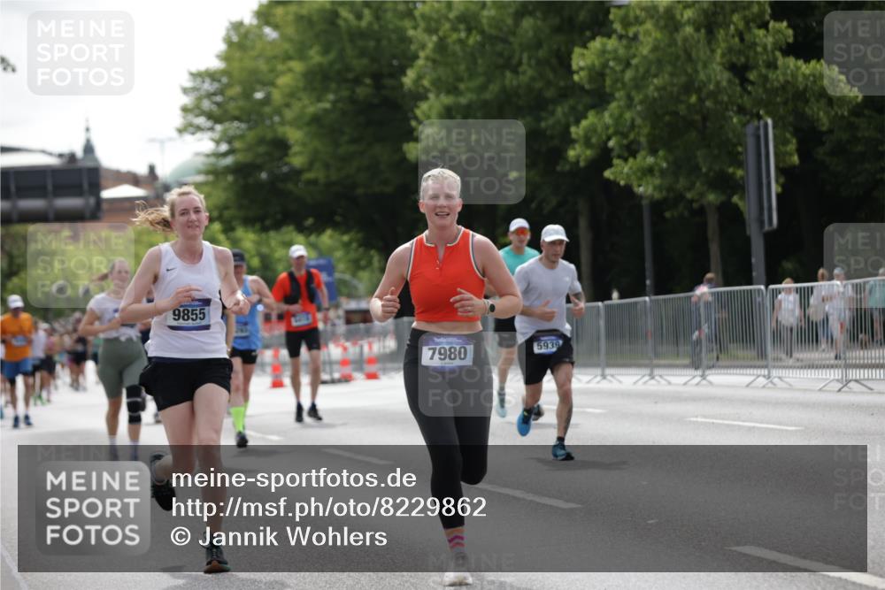 29.06.2025 - hella hamburg halbmarathon Jannik Wohlers http://msf.ph/oto/8229862 29.06.2025 10:28:03 Lombardsbrücke 3445, 5718, 5903, 5939, 6418, 7667, 7980, 8327, 9653, 9855, 10434, 13045, 13296, 13400, 16125, 18293, 18604, 19180 meine-sportfotos.de