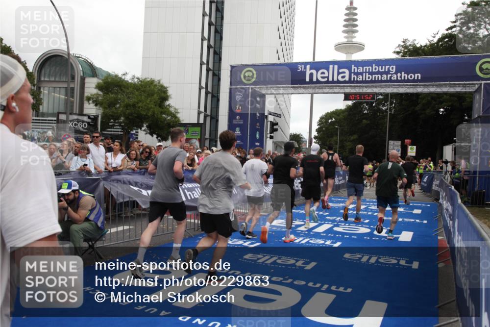 29.06.2025 - hella hamburg halbmarathon Michael Strokosch http://msf.ph/oto/8229863 29.06.2025 10:51:51 Ziel 2396, 6286, 7224, 8710, 8819, 9793, 9959, 12224, 15427, 15727, 15831, 15899, 16907, 17682, 19053, 19137 meine-sportfotos.de