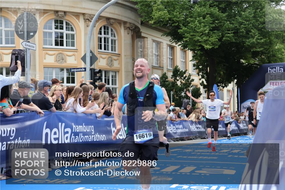 29.06.2025 - hella hamburg halbmarathon Strokosch-Dieckow http://msf.ph/oto/8229886 29.06.2025 10:32:41 Ziel 1990, 7965, 8062, 12987, 13686, 13961, 14028, 14293, 14908, 15054, 16619, 17117, 17151 meine-sportfotos.de