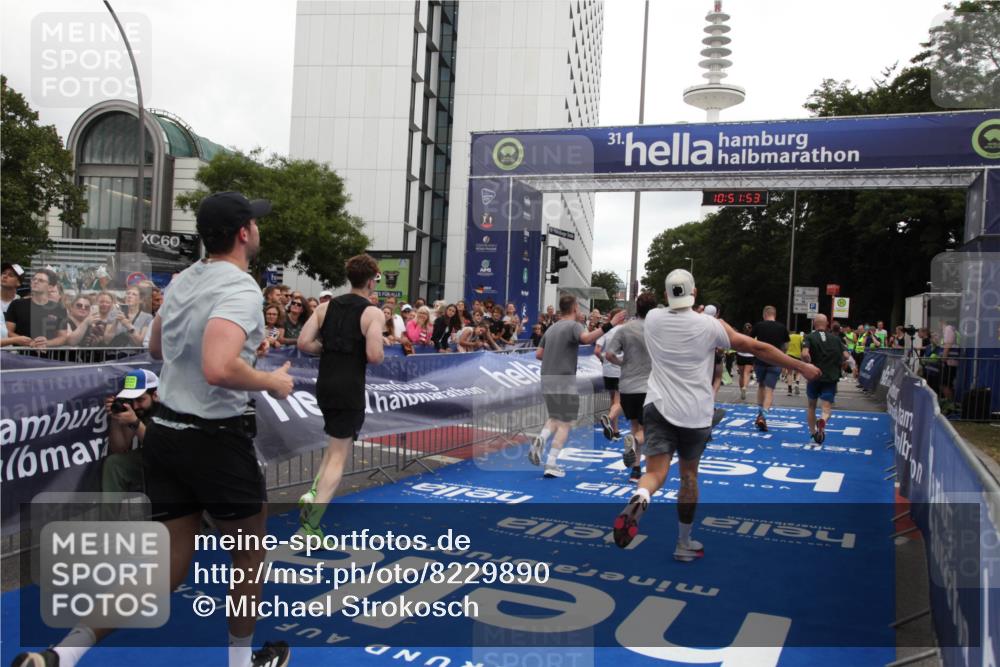 29.06.2025 - hella hamburg halbmarathon Michael Strokosch http://msf.ph/oto/8229890 29.06.2025 10:51:52 Ziel 2396, 6286, 7224, 8710, 8819, 9793, 9959, 12224, 15427, 15727, 15831, 15899, 16907, 17682, 17815, 19053, 19137 meine-sportfotos.de