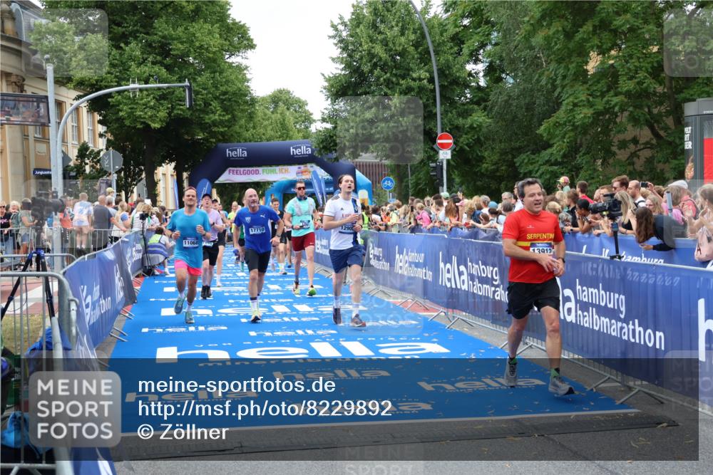 29.06.2025 - hella hamburg halbmarathon Zöllner http://msf.ph/oto/8229892 29.06.2025 10:53:35 Ziel 1030, 1061, 1098, 1499, 1783, 2070, 3399, 5866, 6628, 11068, 12909, 13912, 15113, 15497, 15856, 17710, 18450, 18612 meine-sportfotos.de
