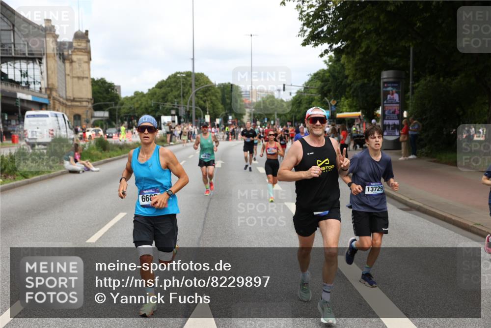 29.06.2025 - hella hamburg halbmarathon Yannick Fuchs http://msf.ph/oto/8229897 29.06.2025 10:33:51 20KM 1343, 1445, 1803, 2525, 2546, 3282, 3783, 4359, 4759, 6037, 6686, 6687, 7981, 8450, 8925, 8958, 9265, 11305, 11619, 12772, 13137, 13479, 13729, 14093, 14204, 14311, 14359, 15013, 15094, 15257, 15556, 15866, 15873, 15965, 16656, 16820, 17005, 17215, 17360, 18149, 18285, 18547, 18734 meine-sportfotos.de