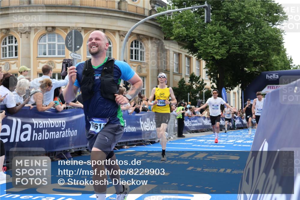 29.06.2025 - hella hamburg halbmarathon Strokosch-Dieckow http://msf.ph/oto/8229903 29.06.2025 10:32:41 Ziel 1990, 7965, 8062, 12987, 13686, 13961, 14028, 14293, 14908, 15054, 16619, 17117, 17151 meine-sportfotos.de