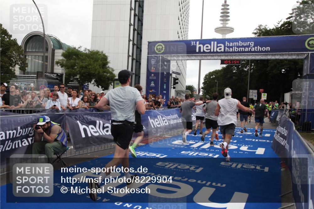 29.06.2025 - hella hamburg halbmarathon Michael Strokosch http://msf.ph/oto/8229904 29.06.2025 10:51:52 Ziel 2396, 6286, 7224, 8710, 8819, 9793, 9959, 12224, 15427, 15727, 15831, 15899, 16907, 17682, 17815, 19053, 19137 meine-sportfotos.de