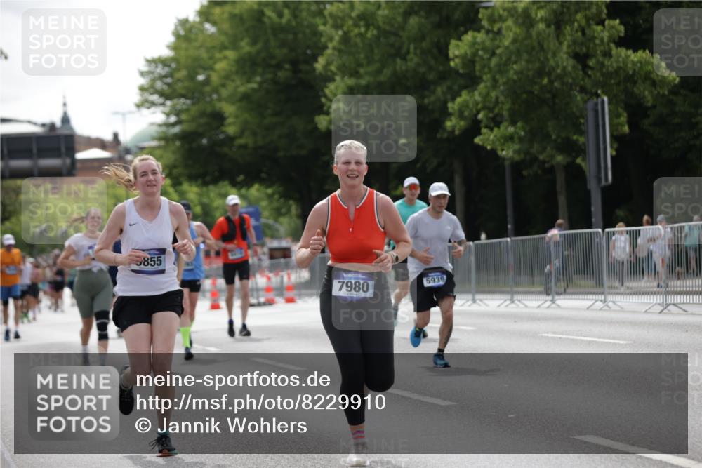 29.06.2025 - hella hamburg halbmarathon Jannik Wohlers http://msf.ph/oto/8229910 29.06.2025 10:28:04 Lombardsbrücke 3445, 5718, 5903, 5939, 6418, 7667, 7980, 8327, 8560, 9716, 9855, 10434, 13045, 13296, 13400, 16125, 18293, 18604, 19180 meine-sportfotos.de