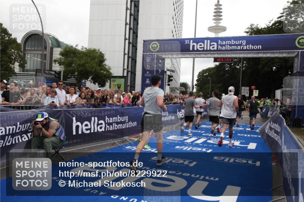 29.06.2025 - hella hamburg halbmarathon Michael Strokosch http://msf.ph/oto/8229922 29.06.2025 10:51:53 Ziel 2396, 2818, 2823, 2880, 4297, 6286, 7224, 8710, 8819, 8856, 9793, 9959, 12224, 15427, 15727, 15831, 16907, 17682, 17815, 17962, 19053, 19137 meine-sportfotos.de