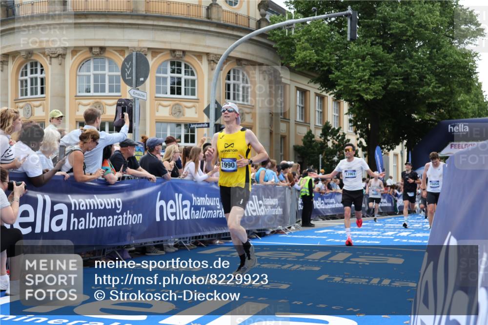 29.06.2025 - hella hamburg halbmarathon Strokosch-Dieckow http://msf.ph/oto/8229923 29.06.2025 10:32:42 Ziel 1990, 7965, 8062, 12987, 13686, 13961, 14028, 14293, 14908, 15054, 16425, 16619, 17117, 17151 meine-sportfotos.de