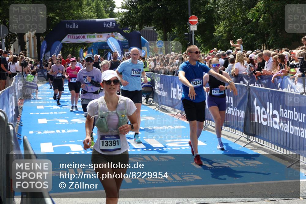 29.06.2025 - hella hamburg halbmarathon Zöllner http://msf.ph/oto/8229954 29.06.2025 11:30:57 Ziel 1305, 1890, 3765, 4365, 4570, 5825, 7531, 8187, 9342, 9883, 13910, 14301, 14494, 17186, 17696, 17706, 18927 meine-sportfotos.de
