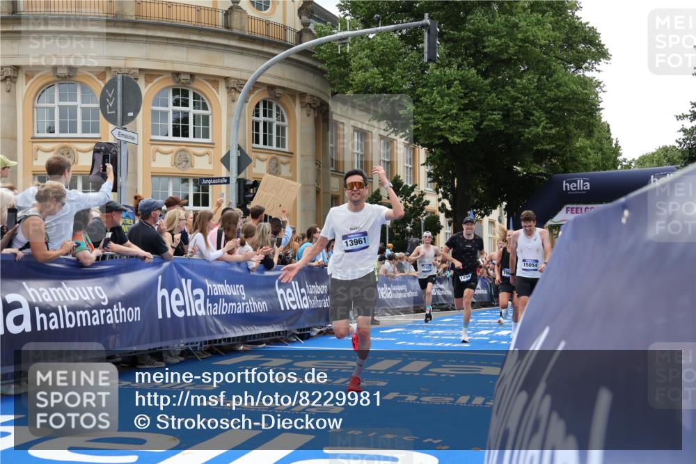 29.06.2025 - hella hamburg halbmarathon Strokosch-Dieckow http://msf.ph/oto/8229981 29.06.2025 10:32:43 Ziel 1990, 7965, 8062, 12987, 13686, 13961, 14028, 15054, 16425, 16619, 17117, 17151, 18687 meine-sportfotos.de