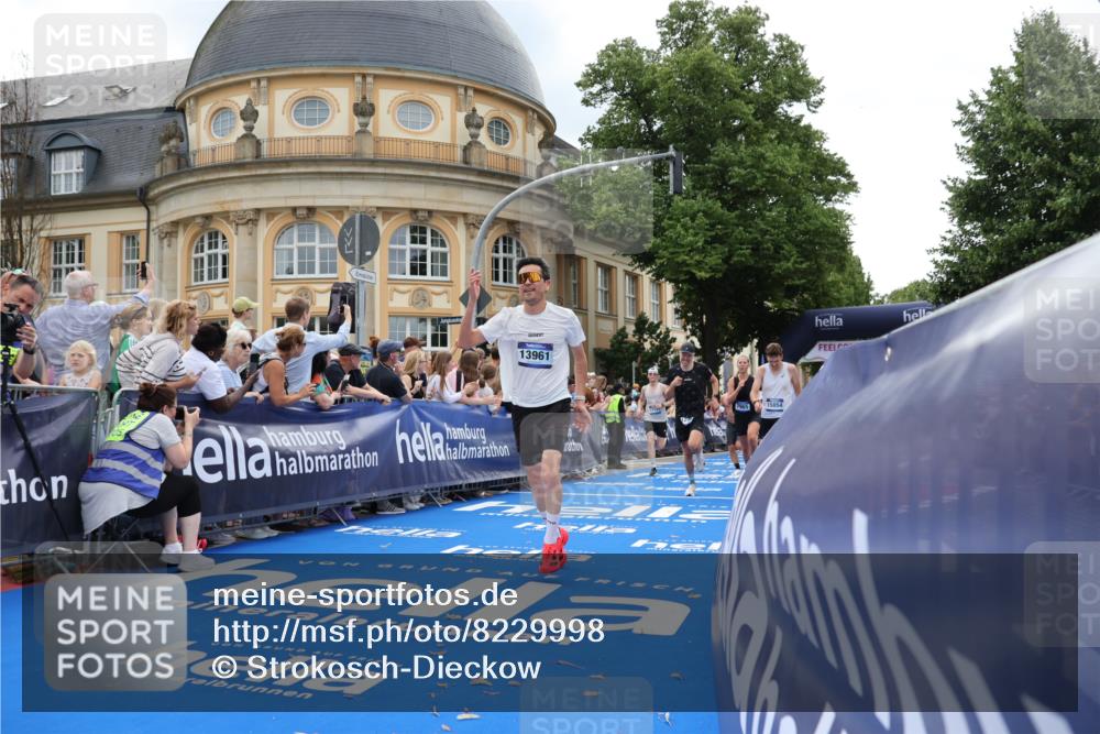 29.06.2025 - hella hamburg halbmarathon Strokosch-Dieckow http://msf.ph/oto/8229998 29.06.2025 10:32:43 Ziel 1990, 7965, 8062, 12987, 13686, 13961, 14028, 15054, 16425, 16619, 17117, 17151, 18687 meine-sportfotos.de