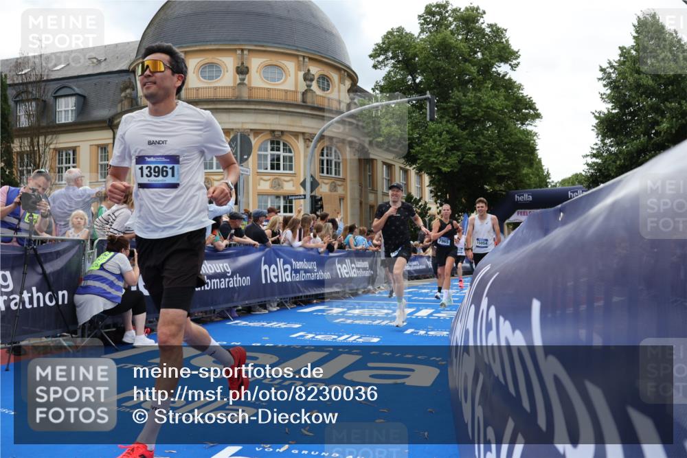 29.06.2025 - hella hamburg halbmarathon Strokosch-Dieckow http://msf.ph/oto/8230036 29.06.2025 10:32:44 Ziel 1990, 6358, 7965, 8062, 12987, 13686, 13961, 14028, 15054, 16425, 16619, 17117, 17151, 18687 meine-sportfotos.de