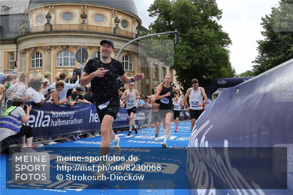 29.06.2025 - hella hamburg halbmarathon Strokosch-Dieckow http://msf.ph/oto/8230068 29.06.2025 10:32:45 Ziel 1990, 4749, 6358, 7965, 8062, 10453, 12987, 13686, 13961, 14028, 15054, 16425, 17117, 17151, 18687 meine-sportfotos.de
