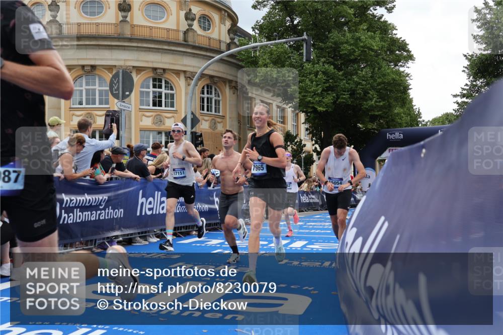 29.06.2025 - hella hamburg halbmarathon Strokosch-Dieckow http://msf.ph/oto/8230079 29.06.2025 10:32:45 Ziel 1990, 4749, 6358, 7965, 8062, 10453, 12987, 13686, 13961, 14028, 15054, 16425, 17117, 17151, 18687 meine-sportfotos.de
