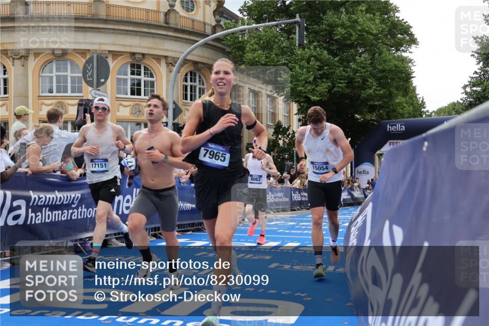 29.06.2025 - hella hamburg halbmarathon Strokosch-Dieckow http://msf.ph/oto/8230099 29.06.2025 10:32:45 Ziel 1990, 4749, 6358, 7965, 8062, 10453, 12987, 13686, 13961, 14028, 15054, 16425, 17117, 17151, 18687 meine-sportfotos.de
