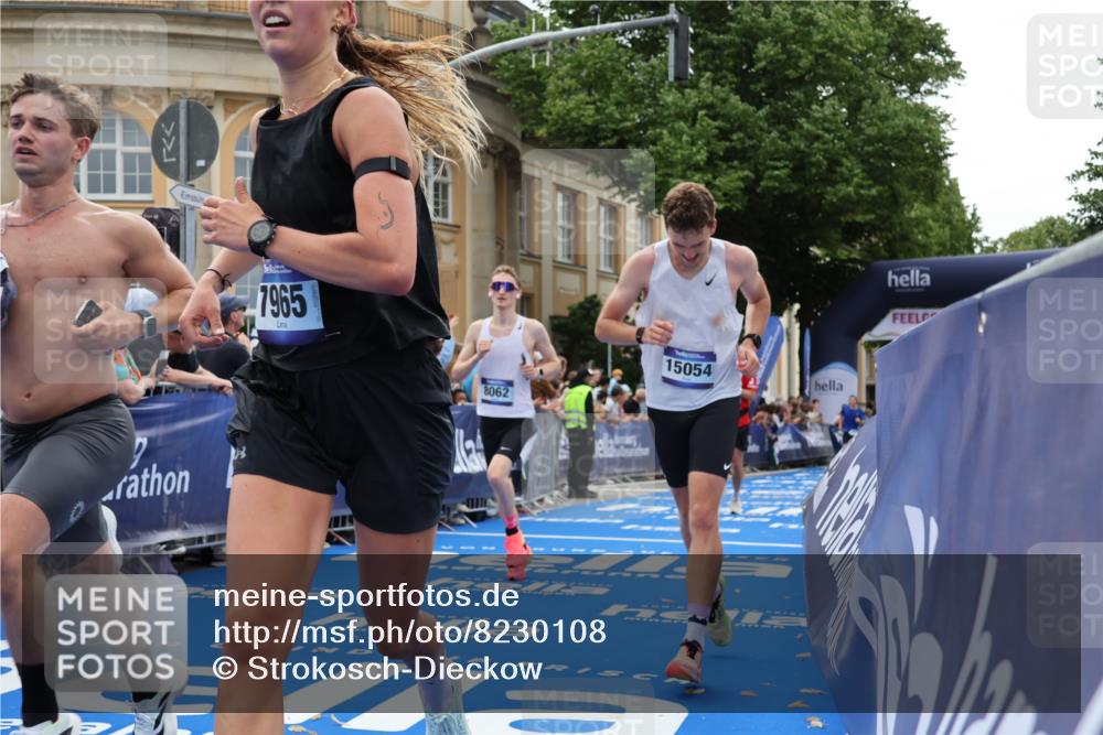 29.06.2025 - hella hamburg halbmarathon Strokosch-Dieckow http://msf.ph/oto/8230108 29.06.2025 10:32:46 Ziel 4749, 6358, 7965, 8062, 10453, 12290, 12987, 13686, 13961, 14028, 15054, 16425, 17117, 17151, 18687, 19059 meine-sportfotos.de