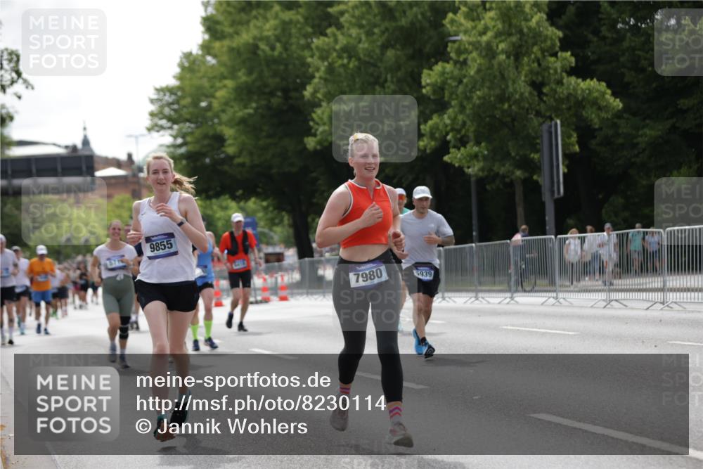 29.06.2025 - hella hamburg halbmarathon Jannik Wohlers http://msf.ph/oto/8230114 29.06.2025 10:28:04 Lombardsbrücke 3445, 5718, 5903, 5939, 6418, 7667, 7980, 8327, 8560, 9716, 9855, 10434, 13045, 13296, 13400, 16125, 18293, 18604, 19180 meine-sportfotos.de