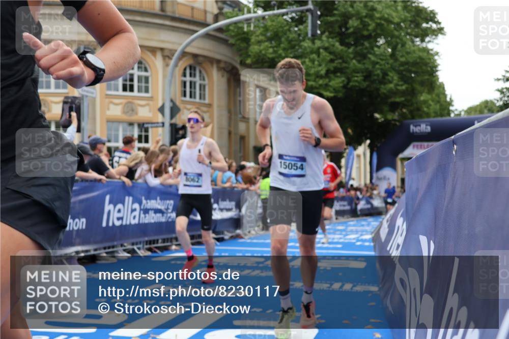 29.06.2025 - hella hamburg halbmarathon Strokosch-Dieckow http://msf.ph/oto/8230117 29.06.2025 10:32:46 Ziel 4749, 6358, 7965, 8062, 10453, 12290, 12987, 13686, 13961, 14028, 15054, 16425, 17117, 17151, 18687, 19059 meine-sportfotos.de