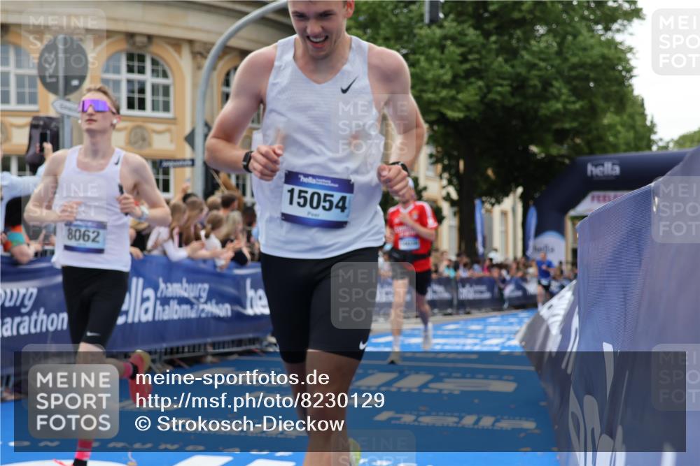 29.06.2025 - hella hamburg halbmarathon Strokosch-Dieckow http://msf.ph/oto/8230129 29.06.2025 10:32:47 Ziel 4463, 4749, 6358, 7965, 8062, 10453, 12290, 12987, 13686, 13961, 14028, 15054, 16425, 17117, 17151, 18687, 19059 meine-sportfotos.de