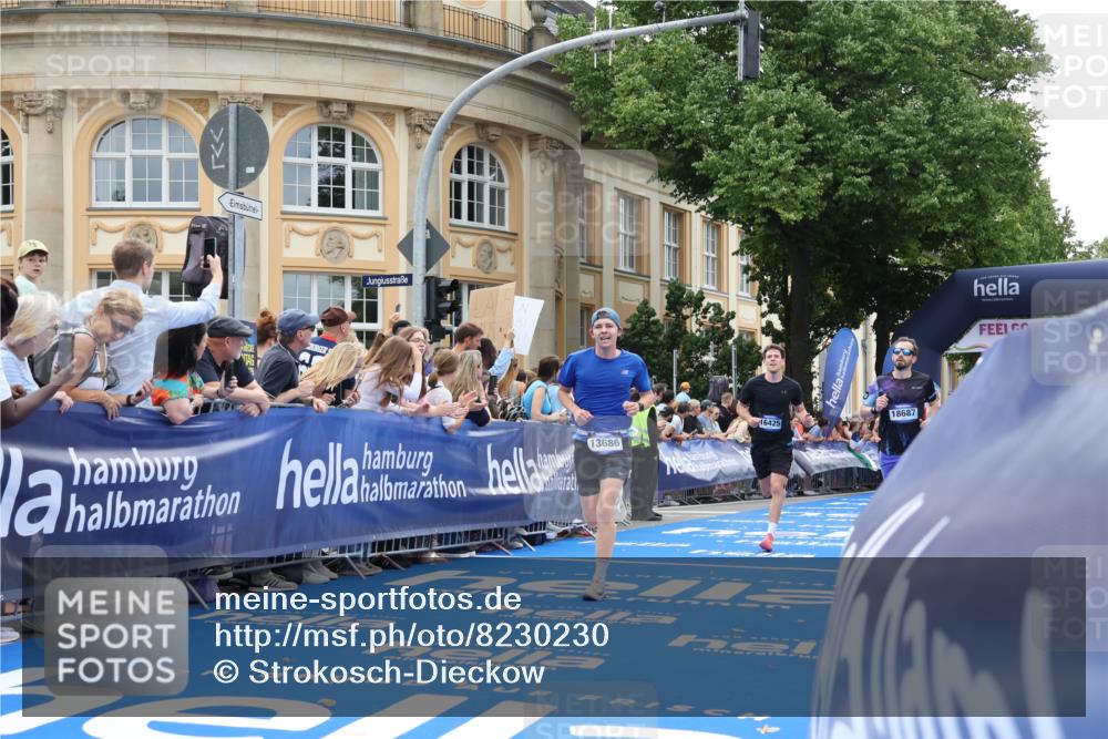 29.06.2025 - hella hamburg halbmarathon Strokosch-Dieckow http://msf.ph/oto/8230230 29.06.2025 10:32:51 Ziel 4463, 4749, 6358, 10453, 12290, 13686, 14028, 15054, 16425, 18679, 18687, 19059 meine-sportfotos.de