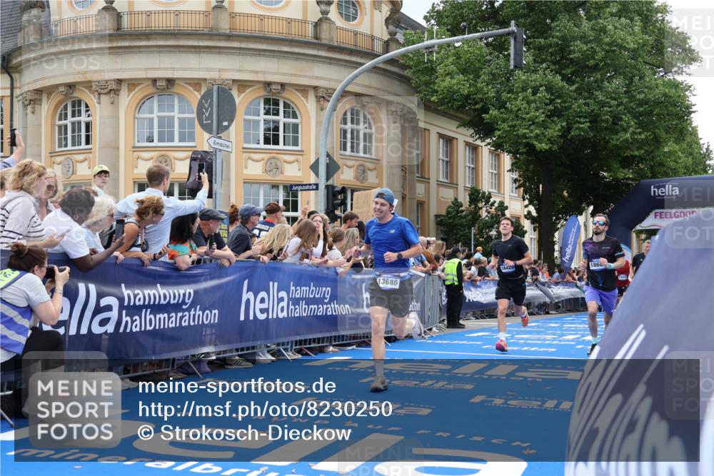 29.06.2025 - hella hamburg halbmarathon Strokosch-Dieckow http://msf.ph/oto/8230250 29.06.2025 10:32:51 Ziel 4463, 4749, 6358, 10453, 12290, 13686, 14028, 15054, 16425, 18679, 18687, 19059 meine-sportfotos.de