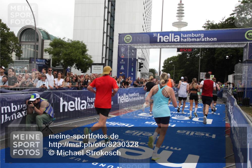 29.06.2025 - hella hamburg halbmarathon Michael Strokosch http://msf.ph/oto/8230328 29.06.2025 10:51:59 Ziel 2818, 2823, 2880, 4033, 4297, 5102, 6390, 7409, 7724, 8856, 9793, 9959, 10057, 13799, 15690, 17815, 17962, 18869, 19137 meine-sportfotos.de