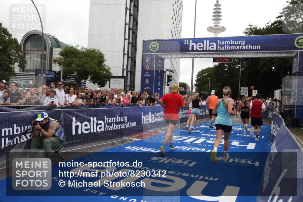 29.06.2025 - hella hamburg halbmarathon Michael Strokosch http://msf.ph/oto/8230342 29.06.2025 10:51:59 Ziel 2818, 2823, 2880, 4033, 4297, 5102, 6390, 7409, 7724, 8856, 9793, 9959, 10057, 13799, 15690, 17815, 17962, 18869, 19137 meine-sportfotos.de