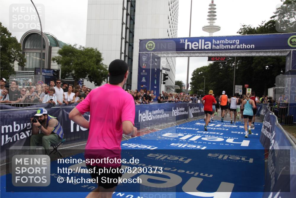 29.06.2025 - hella hamburg halbmarathon Michael Strokosch http://msf.ph/oto/8230373 29.06.2025 10:52:01 Ziel 2818, 2823, 2880, 4033, 4297, 5102, 5336, 6390, 7130, 7409, 7724, 8413, 8856, 8977, 10057, 13799, 15356, 15690, 17815, 17962, 17978, 18869 meine-sportfotos.de