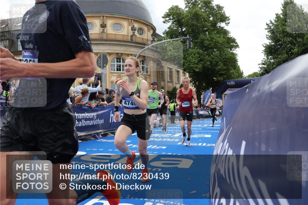 29.06.2025 - hella hamburg halbmarathon Strokosch-Dieckow http://msf.ph/oto/8230439 29.06.2025 10:32:56 Ziel 4463, 4749, 6358, 10453, 11169, 12290, 16425, 18679, 18687, 19059 meine-sportfotos.de