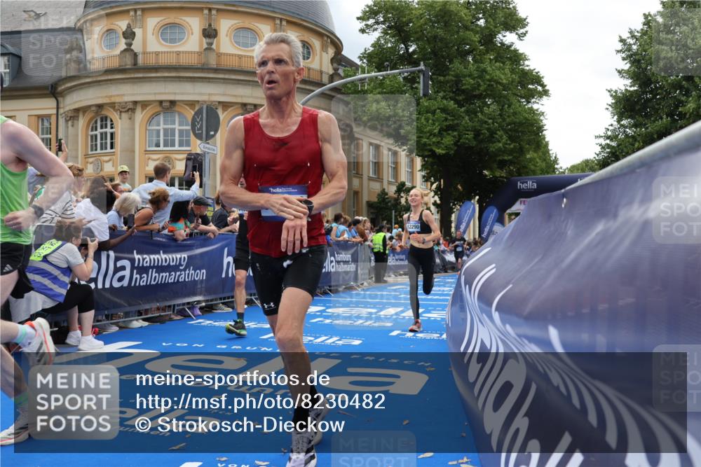 29.06.2025 - hella hamburg halbmarathon Strokosch-Dieckow http://msf.ph/oto/8230482 29.06.2025 10:32:57 Ziel 4463, 4749, 6358, 10453, 11169, 12290, 18679, 18687, 19059 meine-sportfotos.de