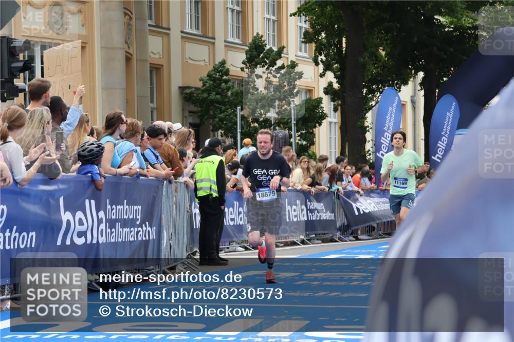 29.06.2025 - hella hamburg halbmarathon Strokosch-Dieckow http://msf.ph/oto/8230573 29.06.2025 10:32:59 Ziel 4463, 4749, 10453, 11169, 12290, 14276, 17802, 18679, 19059 meine-sportfotos.de