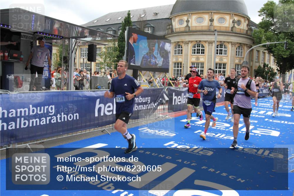 29.06.2025 - hella hamburg halbmarathon Michael Strokosch http://msf.ph/oto/8230605 29.06.2025 10:47:03 Ziel 1139, 1689, 4377, 5472, 9794, 10122, 13728, 14385, 14415, 14449, 14594, 14783, 15825, 16081, 17979 meine-sportfotos.de