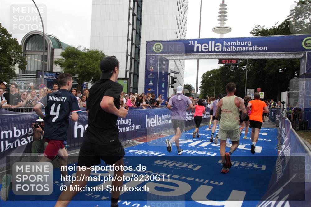 29.06.2025 - hella hamburg halbmarathon Michael Strokosch http://msf.ph/oto/8230611 29.06.2025 10:52:05 Ziel 4033, 5336, 6390, 7130, 7409, 7724, 8413, 8977, 10057, 15356, 15506, 16179, 17978, 18869 meine-sportfotos.de