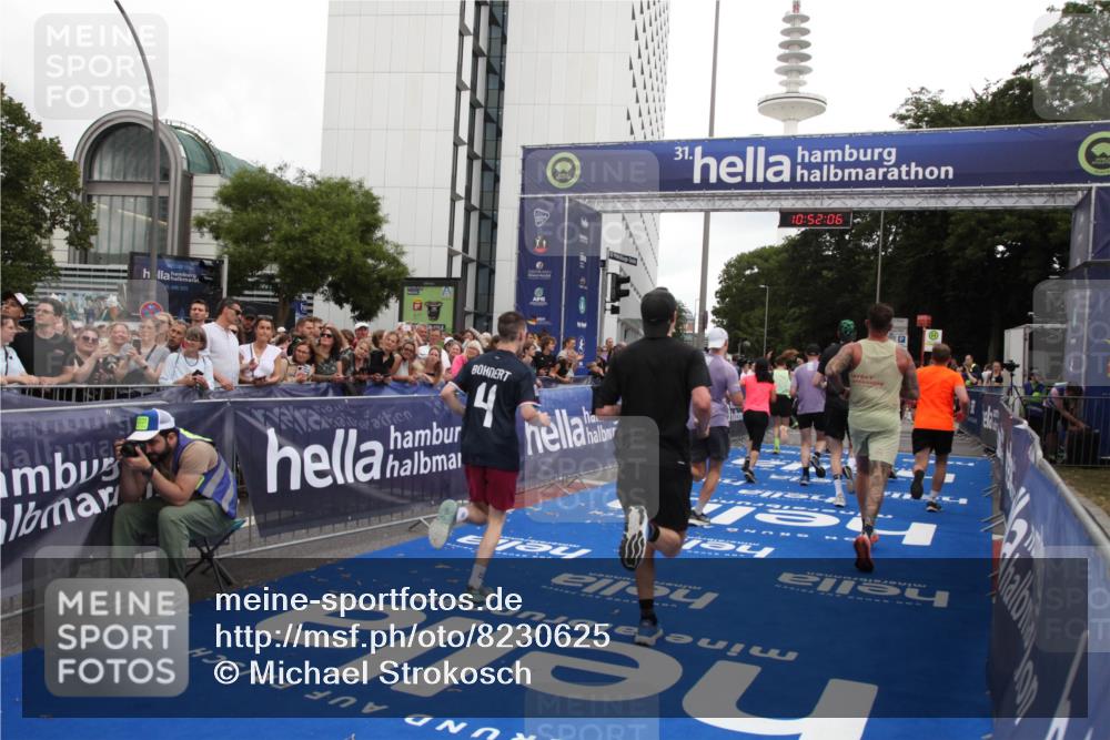 29.06.2025 - hella hamburg halbmarathon Michael Strokosch http://msf.ph/oto/8230625 29.06.2025 10:52:05 Ziel 4033, 5336, 6390, 7130, 7409, 7724, 8413, 8977, 10057, 15356, 15506, 16179, 17978, 18869 meine-sportfotos.de