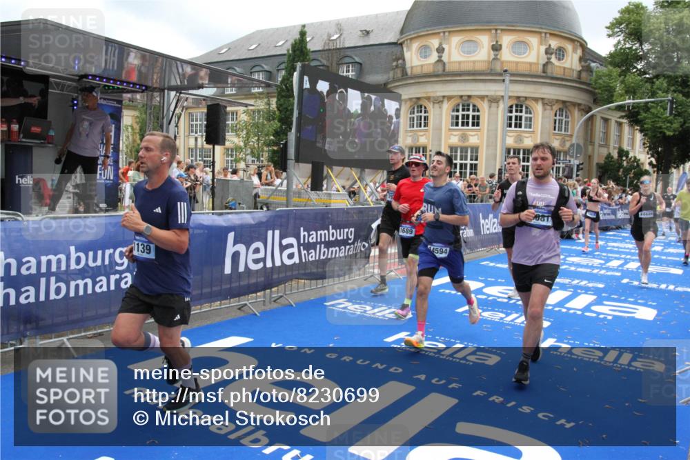 29.06.2025 - hella hamburg halbmarathon Michael Strokosch http://msf.ph/oto/8230699 29.06.2025 10:47:03 Ziel 1139, 1689, 4377, 5472, 9794, 10122, 13728, 14385, 14415, 14449, 14594, 14783, 15825, 16081, 17979 meine-sportfotos.de