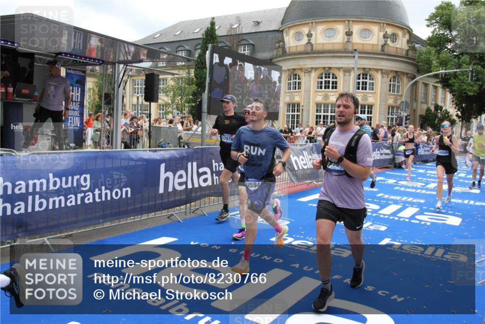 29.06.2025 - hella hamburg halbmarathon Michael Strokosch http://msf.ph/oto/8230766 29.06.2025 10:47:04 Ziel 1139, 1460, 1689, 4377, 5472, 6700, 9794, 10122, 13728, 14415, 14449, 14594, 14783, 15825, 16081, 17979 meine-sportfotos.de