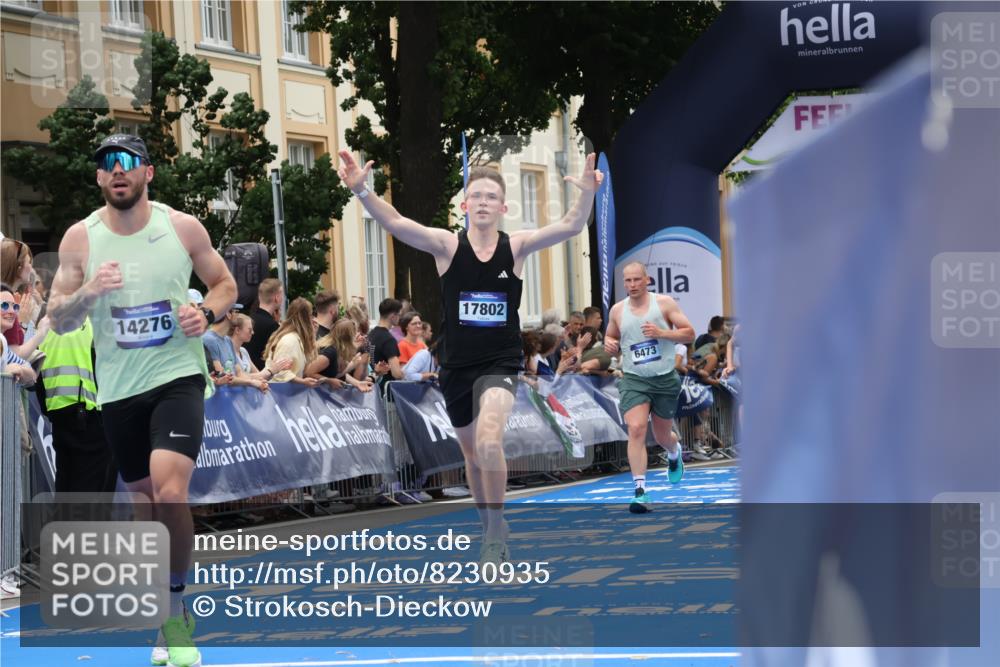 29.06.2025 - hella hamburg halbmarathon Strokosch-Dieckow http://msf.ph/oto/8230935 29.06.2025 10:33:06 Ziel 1910, 6473, 11169, 14276, 17802 meine-sportfotos.de
