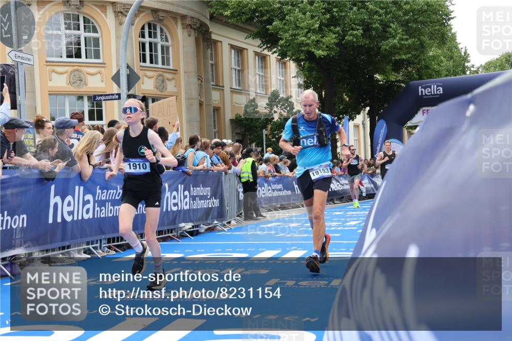 29.06.2025 - hella hamburg halbmarathon Strokosch-Dieckow http://msf.ph/oto/8231154 29.06.2025 10:33:12 Ziel 1910, 1959, 4679, 6473, 7723, 9047, 14167, 14276, 16881, 17175, 17802, 18455 meine-sportfotos.de