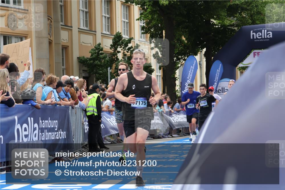 29.06.2025 - hella hamburg halbmarathon Strokosch-Dieckow http://msf.ph/oto/8231200 29.06.2025 10:33:15 Ziel 1910, 1959, 4679, 6473, 7723, 9047, 14167, 16881, 17175, 18455 meine-sportfotos.de